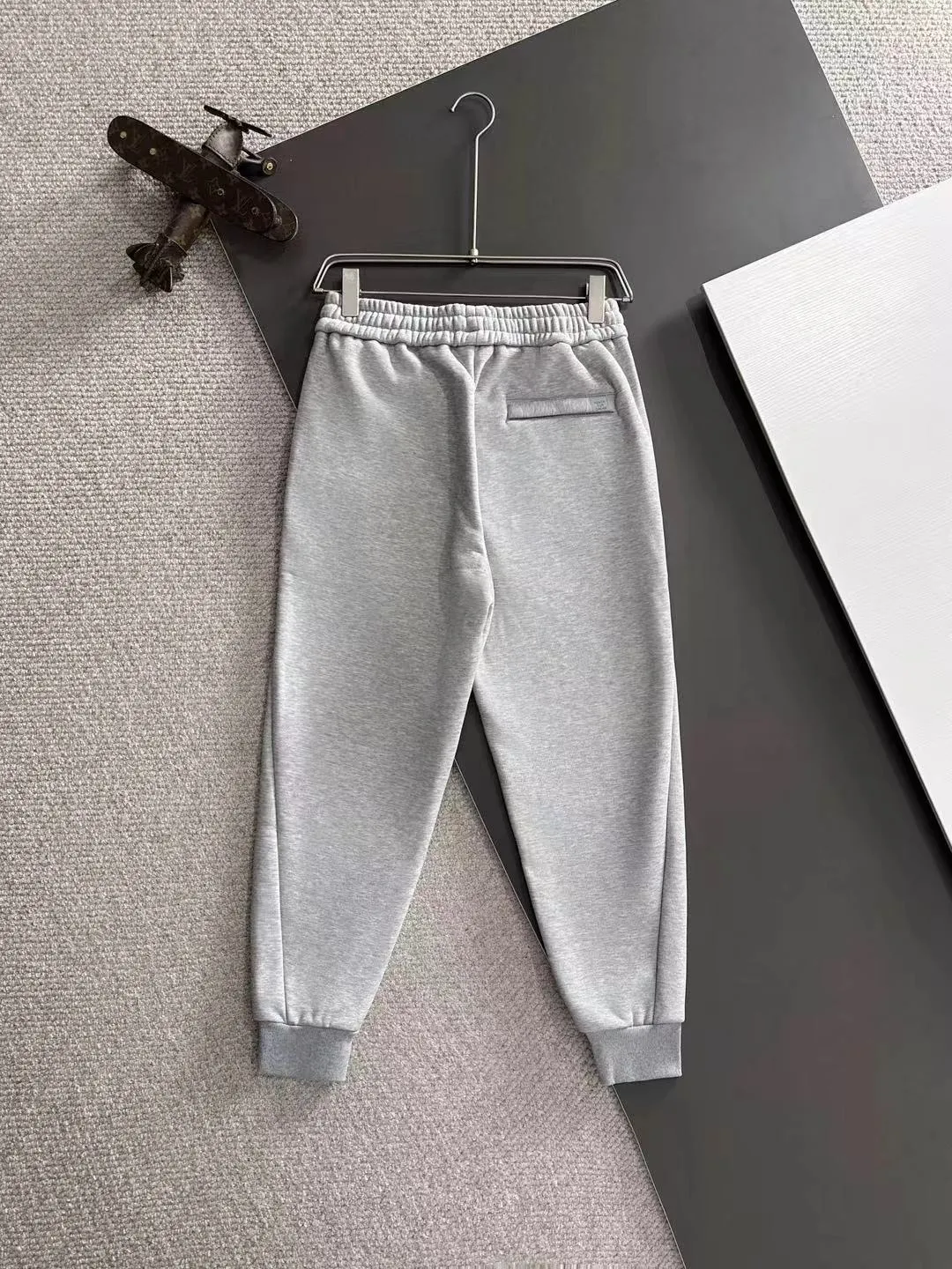 Next day shipment P360 Big Goose 2025 new winter elastic band casual pants, thick velvet counter-customized fabric, high breathability and comfort, impeccable details, brand element design concept, reflecting high quality. It feels delicate and soft! It presents a casual cut and the upper body shape is great! Size: M-4XL